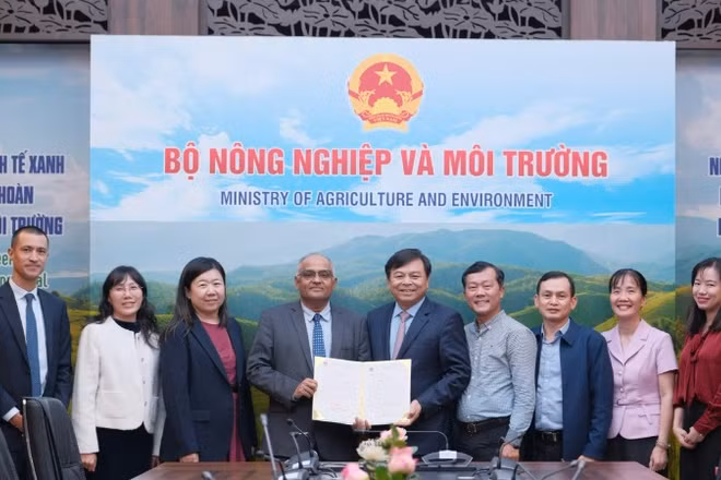 Thứ trưởng Nông nghiệp và Môi trường Nguyễn Hoàng Hiệp tiếp nhận thư xác nhận viện trợ chính thức từ phía ADB.