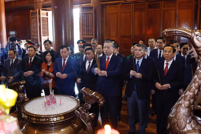 Tổng Bí thư Tô Lâm cùng Đoàn công tác dâng hương tưởng niệm Chủ tịch Hồ Chí Minh tại Khu Di tích quốc gia đặc biệt Kim Liên. (Ảnh: Thống Nhất/TTXVN)