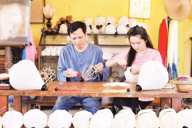 Anh Võ Đình Hoàng cùng bộ sản phẩm đèn lồng “Lung linh bài chòi”.