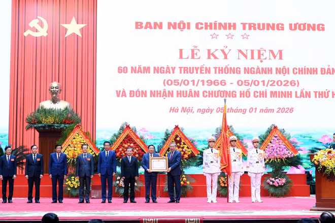 Tổng Bí thư Tô Lâm trao Huân chương Hồ Chí Minh (lần thứ hai) tặng Ban Nội chính Trung ương. (Ảnh: ĐĂNG KHOA)