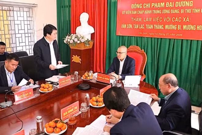 Bí thư Tỉnh ủy Phú Thọ Phạm Đại Dương (giữa) tại buổi làm việc.
