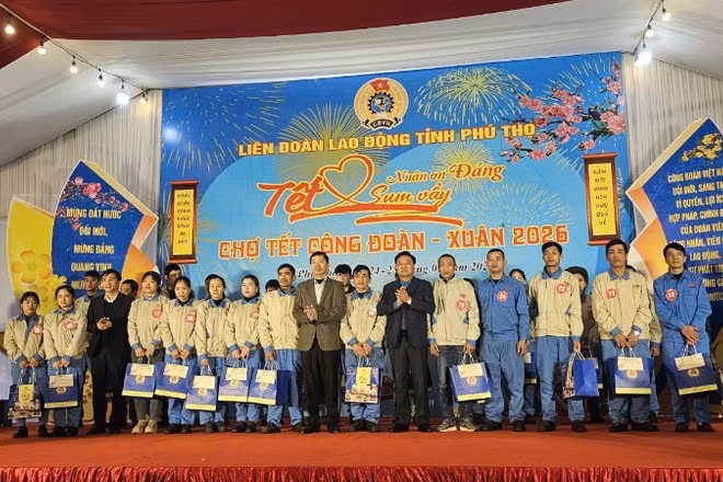 Lãnh đạo tỉnh tặng quà cho công nhân có hoàn cảnh khó khăn.