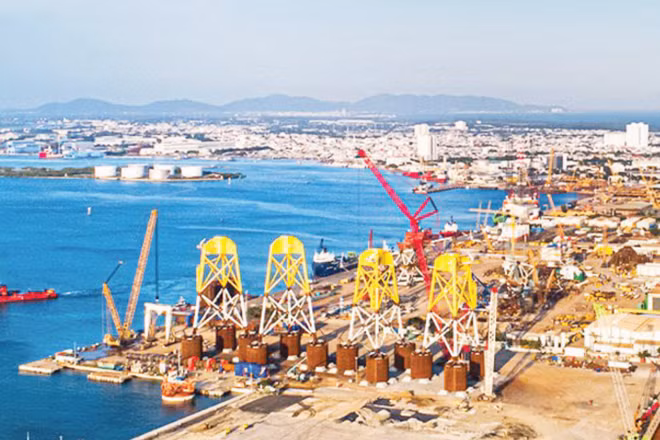 Thi công chân đế điện gió ngoài khơi tại Tổng Công ty cổ phần Dịch vụ kỹ thuật dầu khí Việt Nam Vũng Tàu.
