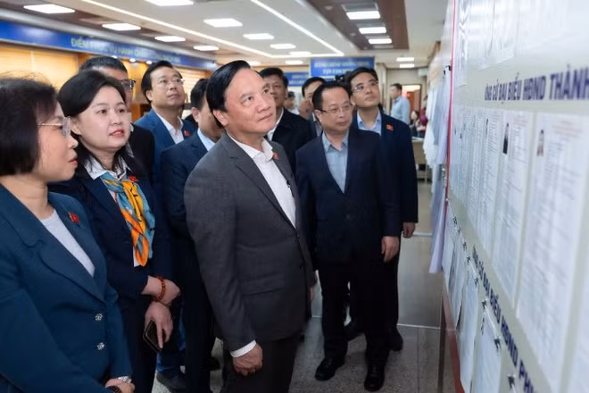 Đoàn Giám sát do Phó Chủ tịch Quốc hội Nguyễn Khắc Định, Ủy viên Hội đồng Bầu cử quốc gia làm Trưởng đoàn đã kiểm tra nơi niêm yết danh sách cử tri và danh sách ứng cử viên phường Bạch Mai tại trụ sở phường. (Ảnh: quochoi.vn)