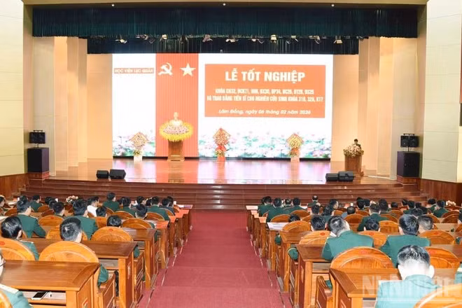 Quang cảnh lễ trao bằng tiến sĩ quân sự cho nghiên cứu sinh tại Học viện Lục quân.