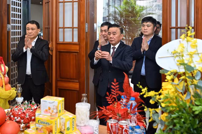 Thường trực Ban Bí thư Trần Cẩm Tú thắp nén hương tưởng nhớ Tổng Bí thư Nguyễn Phú Trọng. (Ảnh: DUY LINH)