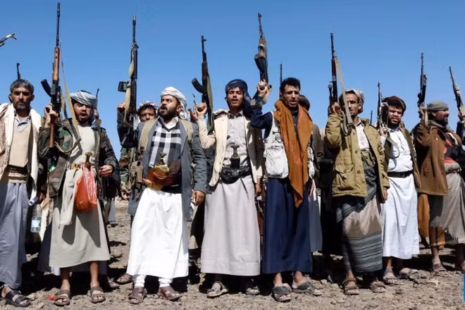 Các tay súng và người ủng hộ lực lượng Houthi tại Yemen tham gia một cuộc tuần hành vũ trang phản đối Israel ở huyện Arhab, phía bắc thủ đô Sanaa, Yemen, ngày 3/11/2025. (Ảnh: Tân Hoa xã)