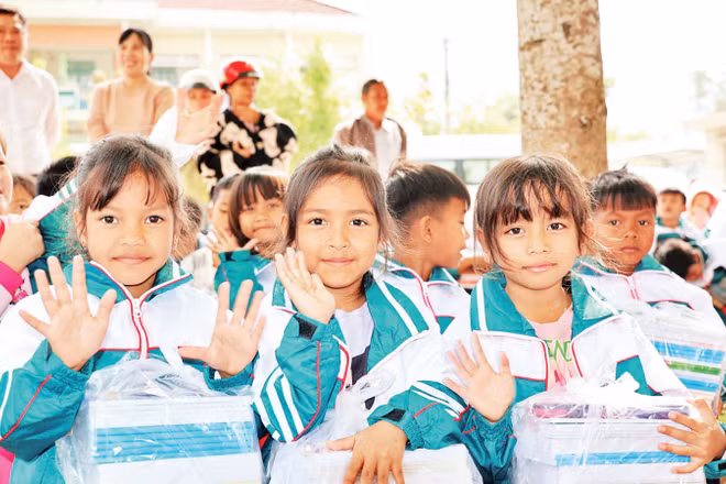 Các em học sinh tiểu học vui mừng vì có áo mới, sách vở mới do Tỉnh đoàn Khánh Hòa hỗ trợ.