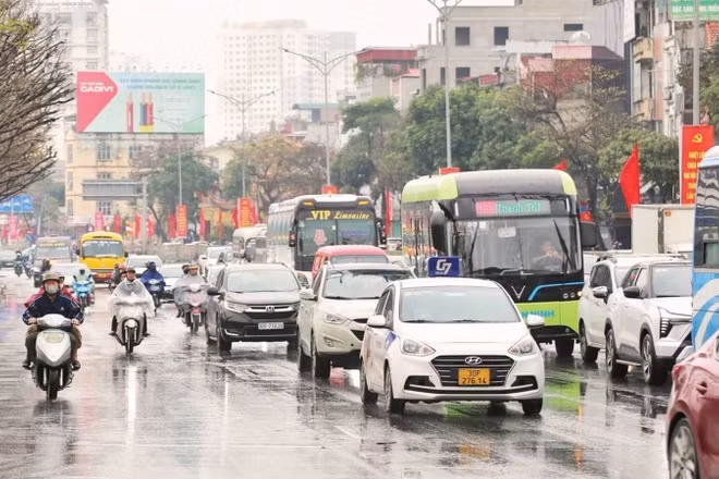 Tại khu vực cửa ngõ phía nam nơi có tuyến cao tốc Pháp Vân-Cầu Giẽ và Quốc lộ 1A, lực lượng Cảnh sát giao thông tuần tra kiểm soát trên tuyến, bảo đảm không để xảy ra ùn ứ kéo dài. (Ảnh: LÊ KHÁNH)