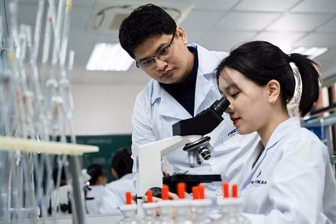 Hoạt động nghiên cứu khoa học với trang thiết bị hiện đại tại Trường đại học Phenikaa. (Ảnh: Kim Bách/Báo Nhân Dân)