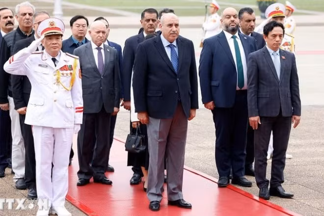 Chủ tịch Hạ viện Jordan Mazen Turki El Qadi cùng đoàn đại biểu đến đặt vòng hoa, vào Lăng viếng Chủ tịch Hồ Chí Minh. (Ảnh: Tuấn Anh/TTXVN)