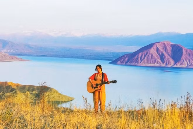 Một khoảnh khắc của Mai Hương trong chuyến đi khám phá khu vực hồ Toktogul Reservoir (Kyrgyzstan). (Ảnh nhân vật cung cấp)