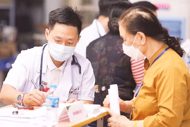 Thầy thuốc Bệnh viện Bạch Mai thăm khám cho bệnh nhân. (Ảnh: MINH QUYẾT)