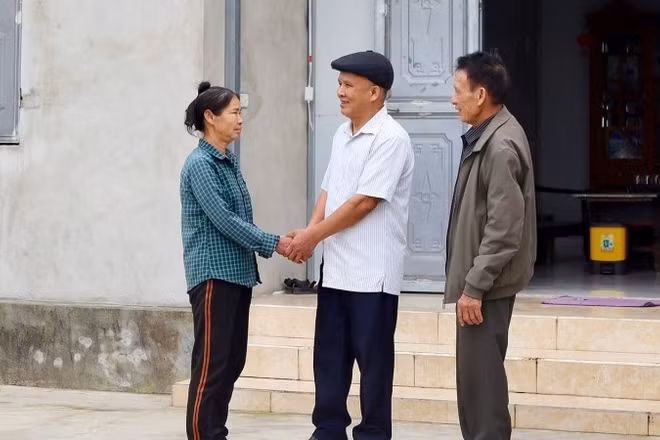 Ông Nguyễn Trọng Tơng ở thôn Thống Nhất, xã Lộc Hà tích cực vận động, hỗ trợ các gia đình khó khăn nỗ lực vươn lên, ổn định cuộc sống.