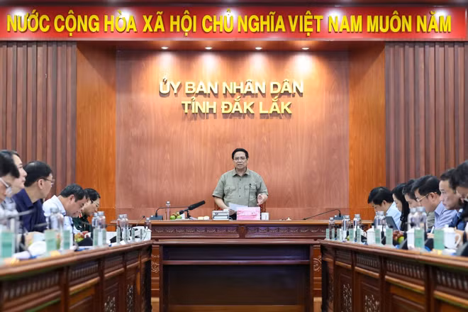 Thủ tướng Phạm Minh Chính họp trực tuyến với các bộ, ngành và bốn tỉnh để chỉ đạo công tác khắc phục hậu quả bão lũ, ổn định đời sống nhân dân, khôi phục sản xuất, kinh doanh. (Ảnh: VGP/Nhật Bắc)