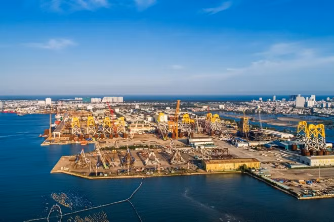 Cảng thi công chân đế điện gió ngoài khơi của PTSC tại Thành phố Hồ Chí Minh.