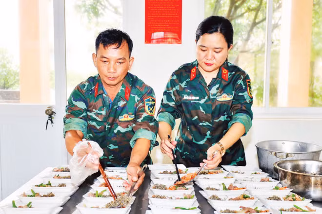 Hàng nghìn suất cơm nóng được bộ đội chuẩn bị trao đến người dân vùng lũ.