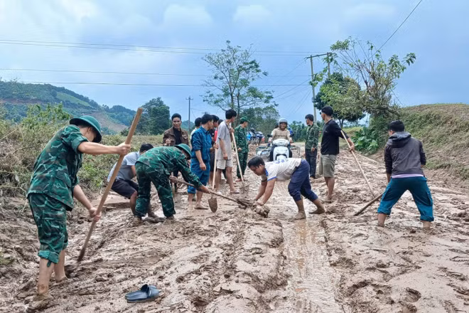 Đồn Biên phòng Ba Nang phối hợp với người dân dọn dẹp bùn đất tại các điểm sạt lở.