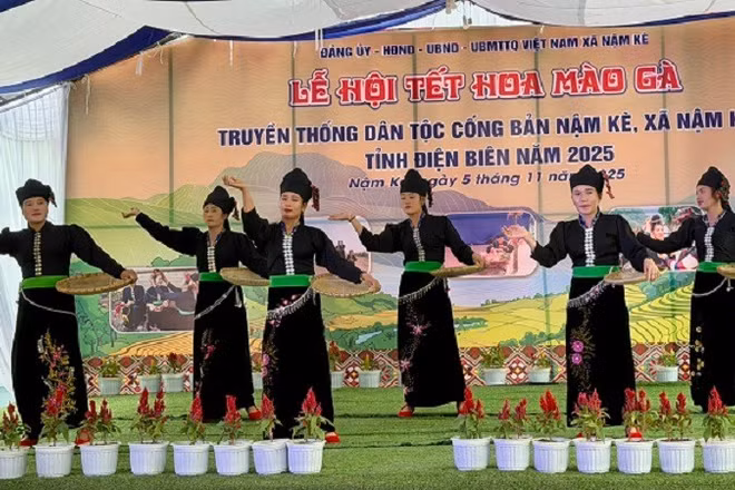 Phụ nữ dân tộc Cống bản Nậm Kè vui mừng trình diễn điệu múa truyền thống của dân tộc trong Lễ hội Tết hoa mào gà.