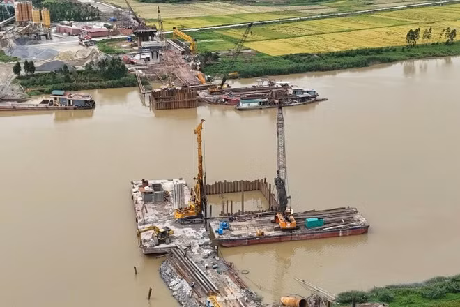 Thi công cầu đường sắt Cẩm Lý nối Bắc Ninh với Hải Phòng.