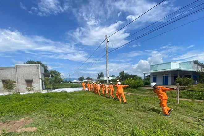 Ngành điện kéo lưới về vùng núi. (Ảnh: QUÝ NGỌC)