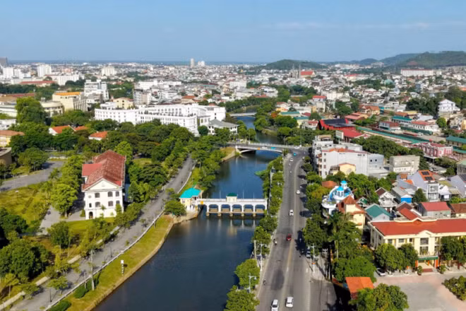 Cảnh quan đôi bờ sông An Cựu, thành phố Huế. (Ảnh: L. HOÀNG)