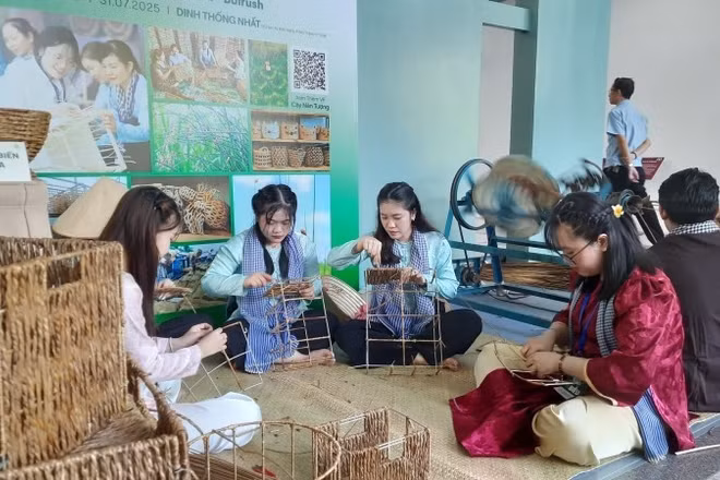 Sản xuất hàng thủ công mỹ nghệ theo mô hình kinh tế xanh. (Ảnh: CAO TÂN)