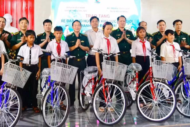 Các em học sinh khu vực biên giới thành phố Đồng Nai được lực lượng Bộ đội Biên phòng tặng 50 xe đạp. (Ảnh: HT)