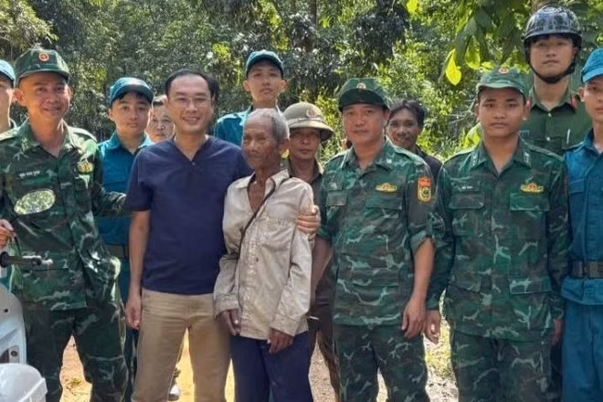 Ông Điểu Cầm được các lực lượng tìm thấy sau 13 giờ thất lạc. (Ảnh: HA)