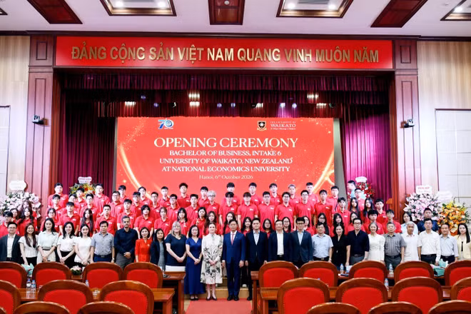 Đại biểu và tân sinh viên khóa 6 chụp ảnh lưu niệm. (Ảnh: TUẤN ANH)