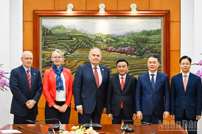 Thường trực Ban Bí thư Trần Cẩm Tú, Chủ tịch Đảng Công nhân Hungary Gyula Thurmer và đại biểu hai nước tại cuộc tiếp. (Ảnh: DUY LINH)