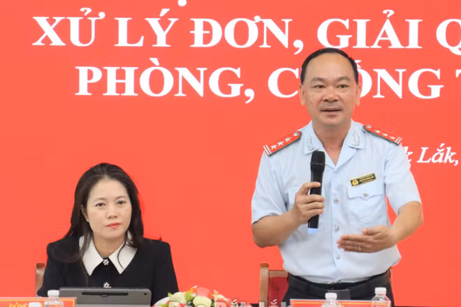 Phó Chánh Thanh tra tỉnh Đắk Lắk Nguyễn Hoàng Lâm phát biểu ý kiến tại hội thảo. (Ảnh: Báo Đắk Lắk)