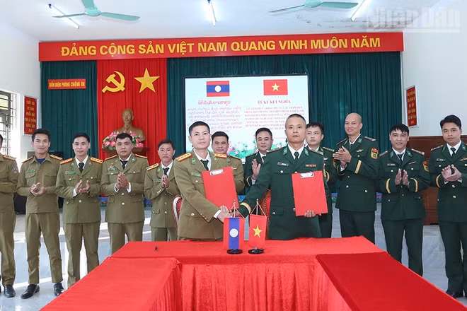 Lễ ký kết nghĩa giữa các trạm hai bên biên giới Việt Nam-Lào. (Ảnh: PHAN THẢO)