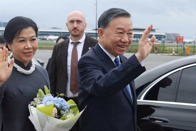 Tổng Bí thư, Chủ tịch nước Tô Lâm và Phu nhân Ngô Phương Ly đến thủ đô Brussels, bắt đầu thăm chính thức EU và Bỉ. (Ảnh: Thống Nhất/TTXVN)