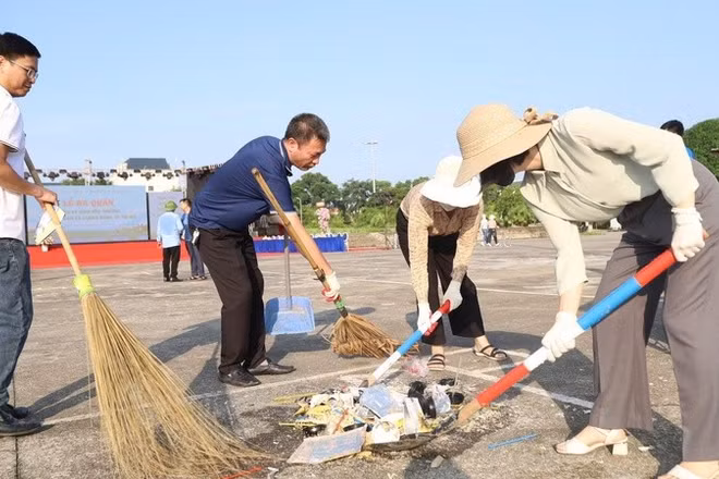 Người dân Thủ đô chủ động giữ gìn không gian sống. (Ảnh: Thanh Hậu)