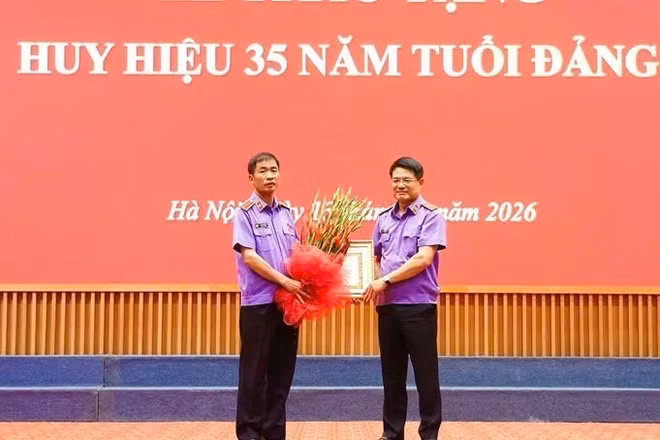 Viện trưởng Viện Kiểm sát nhân dân tối cao trao Huy hiệu 35 năm tuổi Đảng. (Ảnh: CAO NGUYÊN)