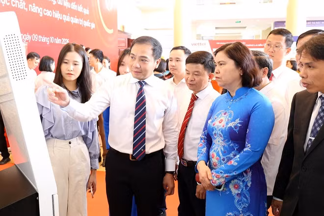Các đồng chí lãnh đạo thành phố Bắc Ninh tham quan khu triển lãm giải pháp số. (Ảnh: TT)