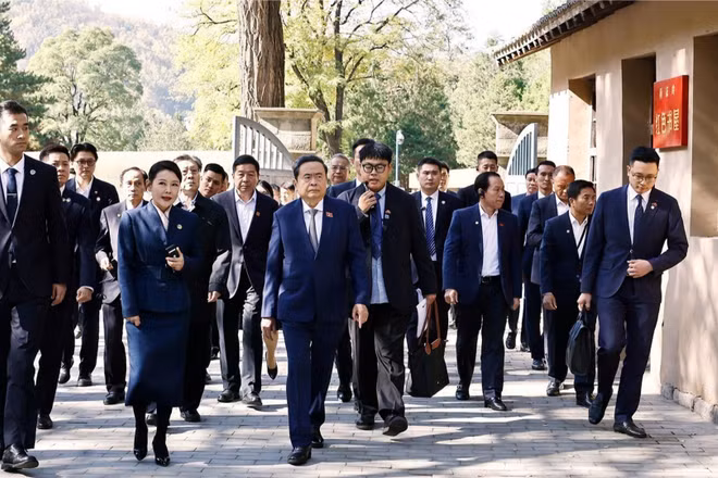 Chủ tịch Quốc hội Trần Thanh Mẫn và Đoàn đại biểu cấp cao Việt Nam tham quan Phòng họp Ban Bí thư tại Khu di tích Tảo Viên. (Ảnh: Doãn Tấn/TTXVN)