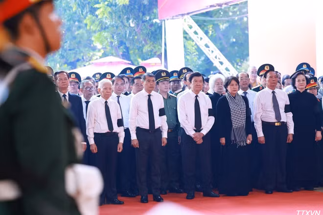 Thủ tướng Lê Minh Hưng dự Lễ viếng, Lễ truy điệu 731 hài cốt liệt sĩ được tìm kiếm, quy tập tại Công viên văn hóa Lê Thị Riêng, phường Hòa Hưng, Thành phố Hồ Chí Minh. (Ảnh: Dương Giang/TTXVN)