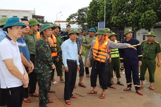 Lãnh đạo xã Kim Tân báo cáo tình hình ngập nước trên địa bàn.