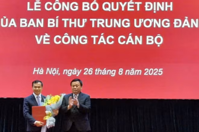 Đồng chí Nguyễn Xuân Thắng trao quyết định của Ban Bí thư, chúc mừng đồng chí Nguyễn Mạnh Hùng.
