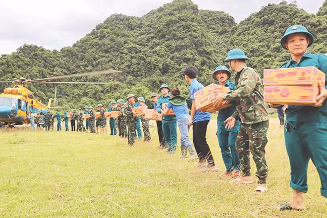 Máy bay trực thăng Mi 171 của Quân chủng Phòng không Không quân mang theo hàng cứu trợ đến với Tương Dương (Nghệ An).