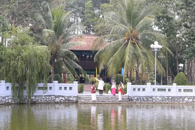 Khuôn viên Đền thờ Bác Hồ bình yên với rất nhiều cây xanh.
