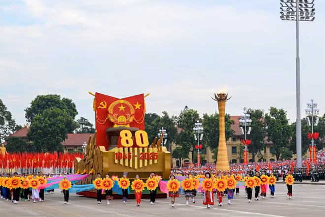 Xe mô hình Quốc huy nước Cộng hòa xã hội chủ nghĩa Việt Nam diễu hành qua lễ đài. (Ảnh: DUY LINH)