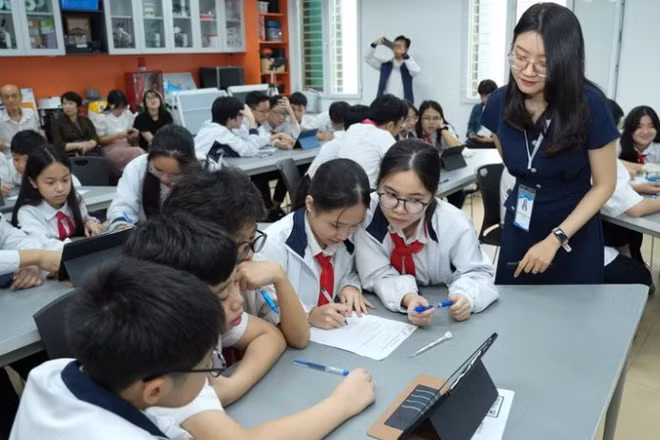 Giáo viên và học sinh trong một tiết học. (Ảnh minh họa)