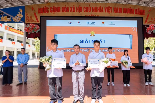 Ông Nguyễn Văn Tiến, Phó Cục trưởng Cục Quản lý đê điều và phòng, chống thiên tai trao giải cho các em học sinh đoạt giải. (Ảnh: Cục Quản lý đê điều và Phòng, chống thiên tai)