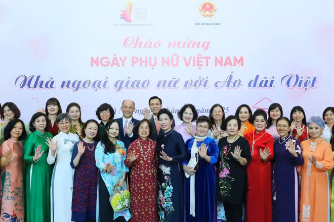 Các đại biểu Bộ Ngoại giao và Hiệp hội Văn hóa Áo dài Việt Nam tham dự chương trình.