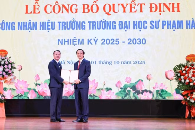 Thứ trưởng Thường trực Giáo dục và Đào tạo Phạm Ngọc Thưởng trao Quyết định cho Phó Giáo sư, Tiến sĩ Nguyễn Đức Sơn. (Ảnh: THANH TÙNG)