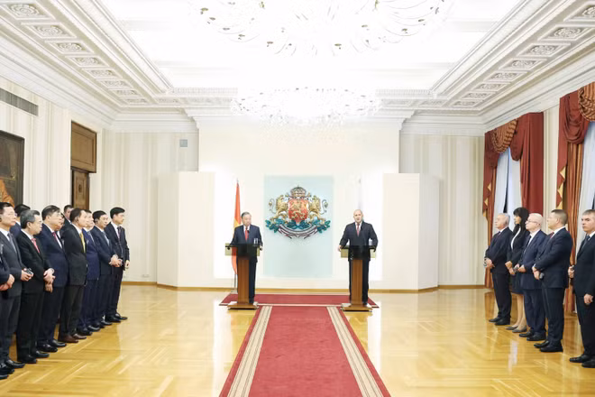 Tổng Bí thư Tô Lâm và Tổng thống Cộng hòa Bulgaria Rumen Radev gặp gỡ báo chí. (Ảnh: Thống Nhất/TTXVN)