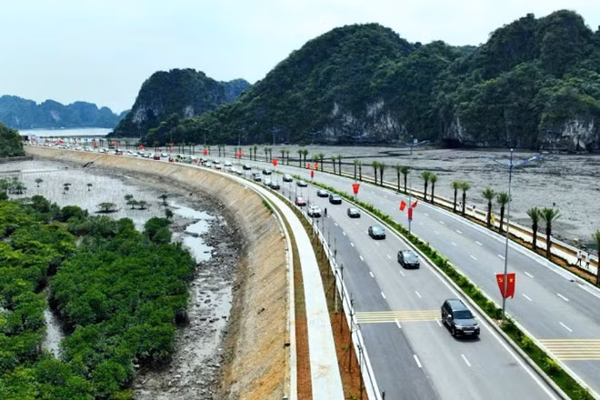 Đường bao biển Hạ Long-Cẩm Phả tạo thuận lợi phát triển du lịch, vận tải cho địa phương.